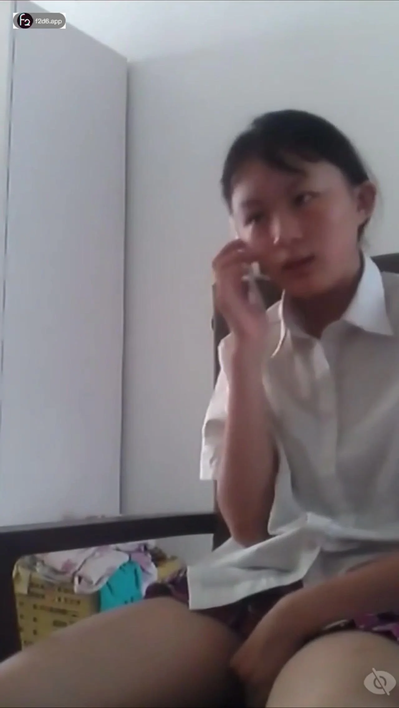 gọi điện cho người yêu thì em lên cơn nứng lồn, thế là lôi dưa chuột ra thủ dâm
