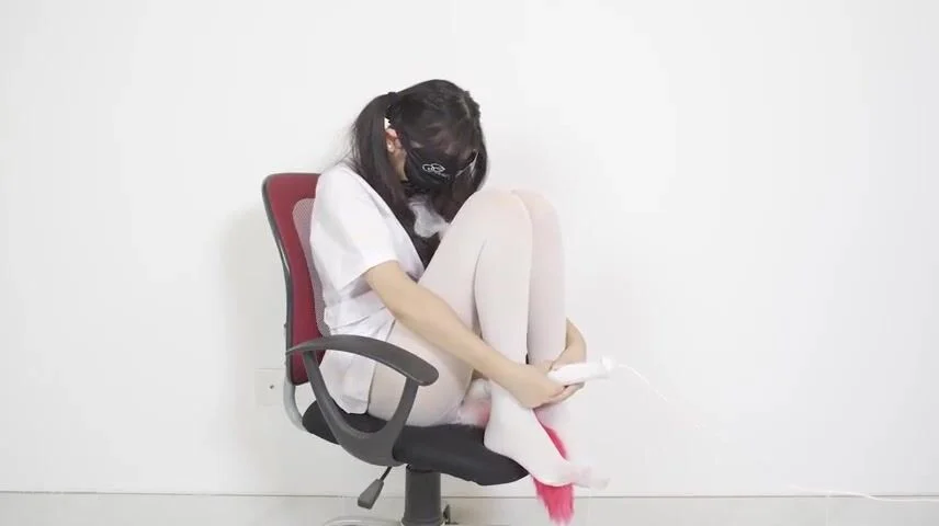 Sốc điện, trói buộc, thụt rửa hậu môn, đuôi cáo nhét vào hậu môn, bị giam cầm trong v